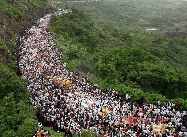 Pandharpur Wari Pilgrimage history image showing devotees on the route